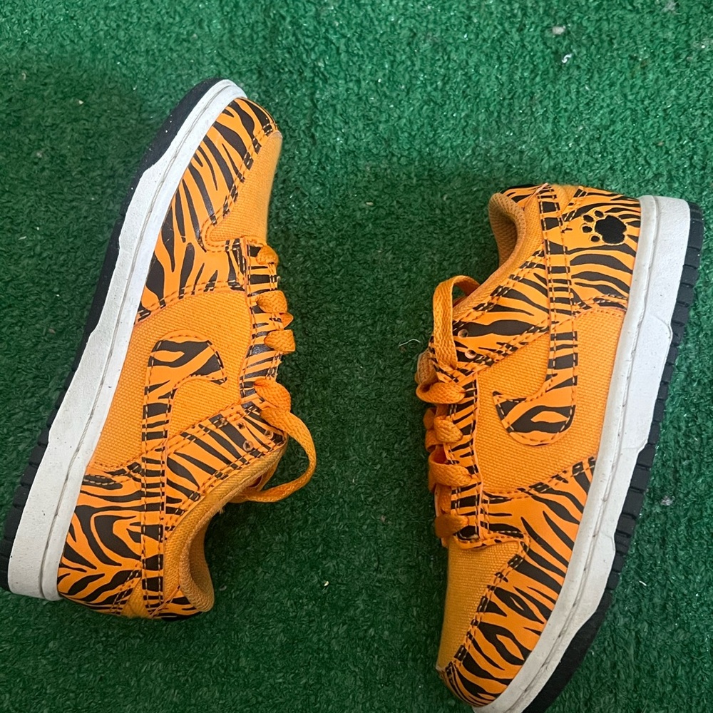 Nike dunk low new nature tiger stripes size 12